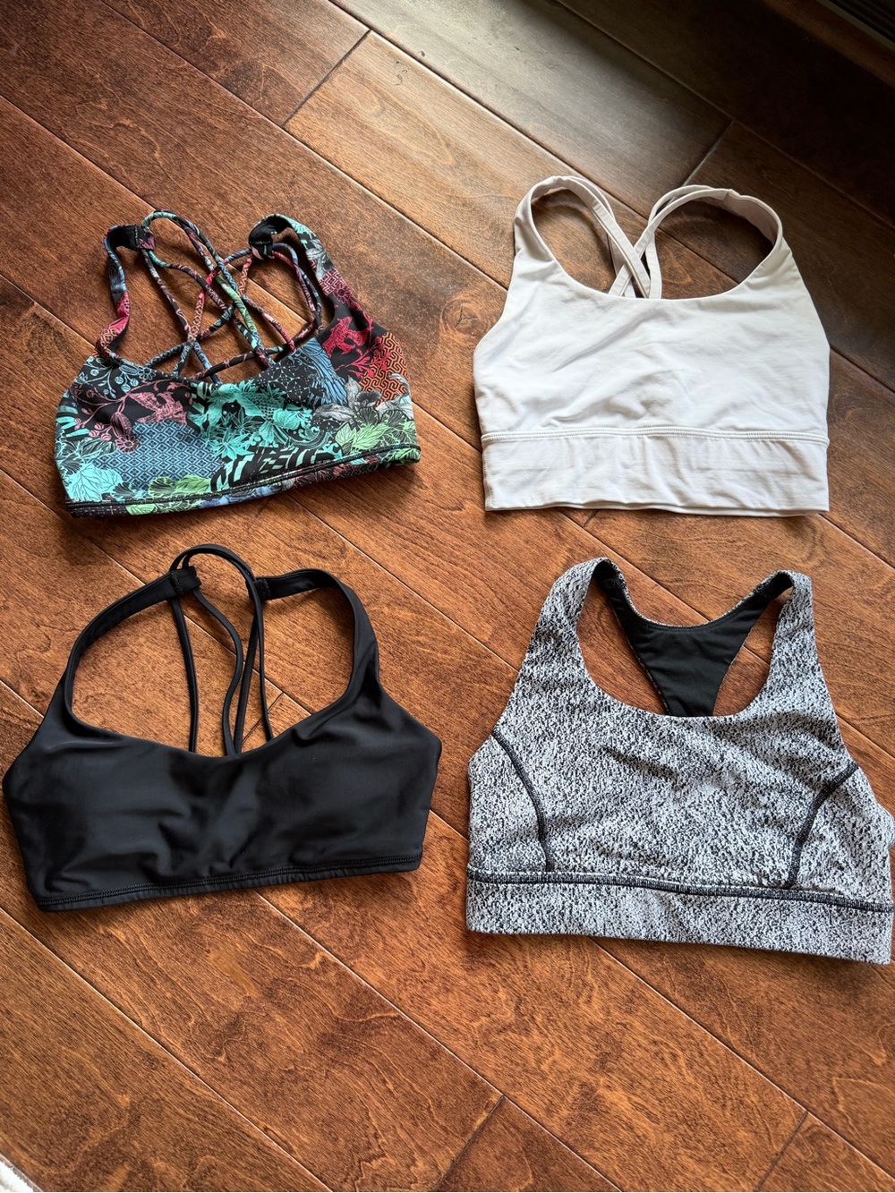 4 lululemon workout bras set lot size 4 and 6